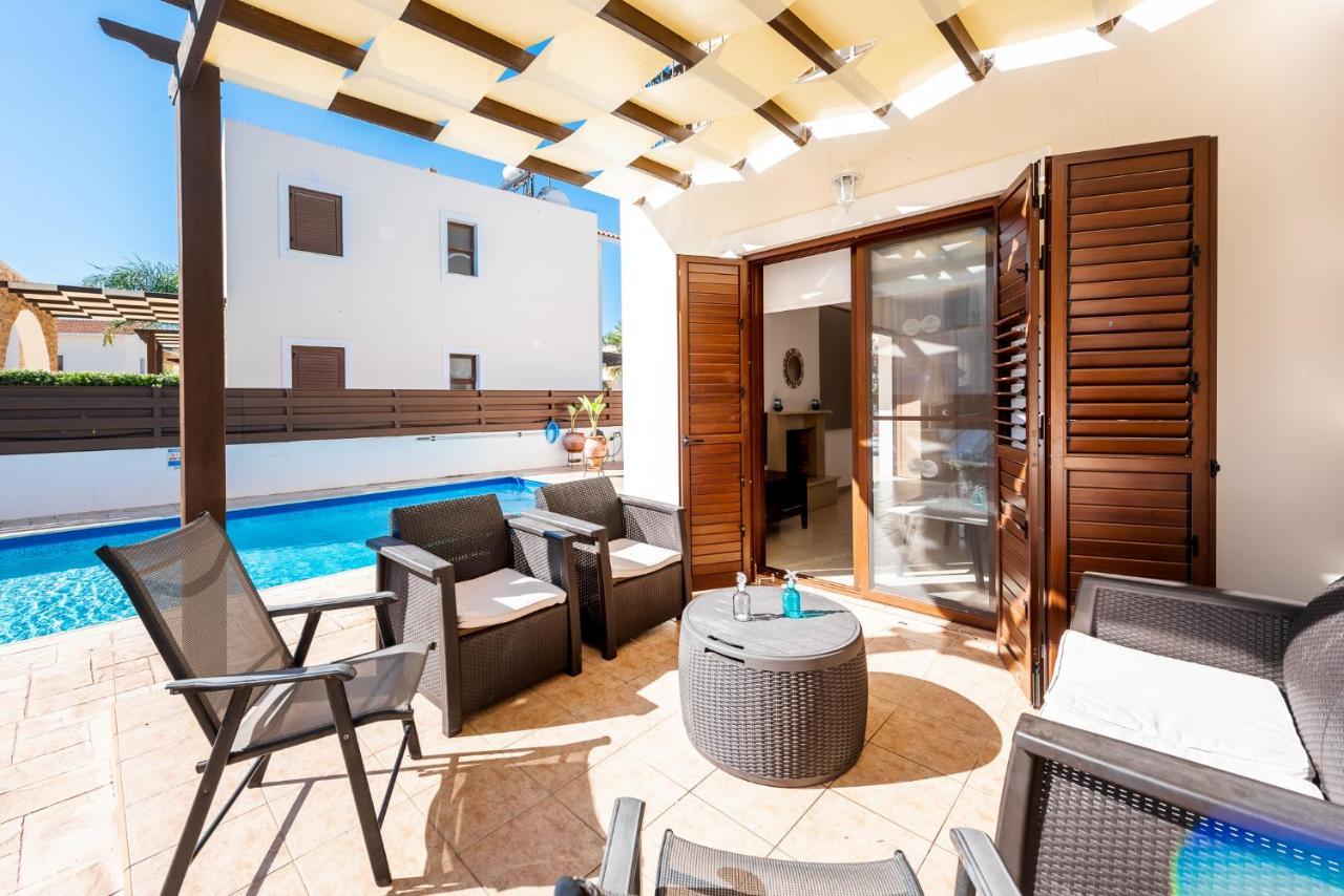 Villa Iris By Ezoria Villas Ajía Nápa Kültér fotó